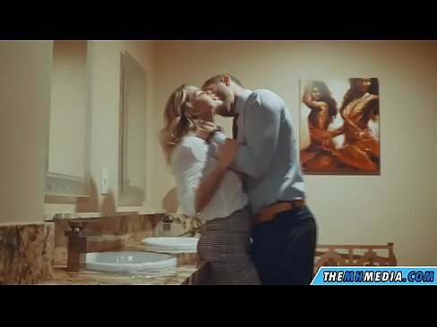 ❤️ Ketika seorang pirang berdada menggoda Anda di toilet umum porno indah pada kami ️❤